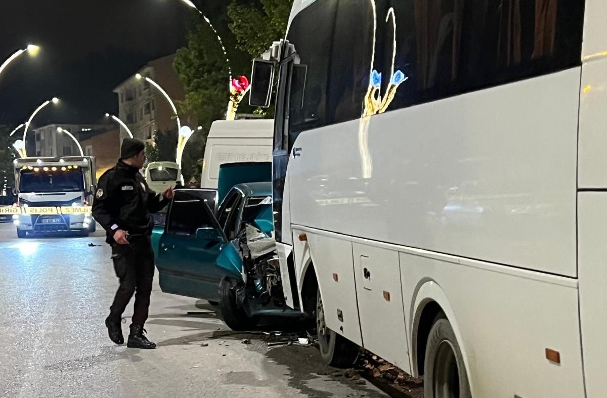 Karşı Yönden Gelen Servis İle Çarpıştı!