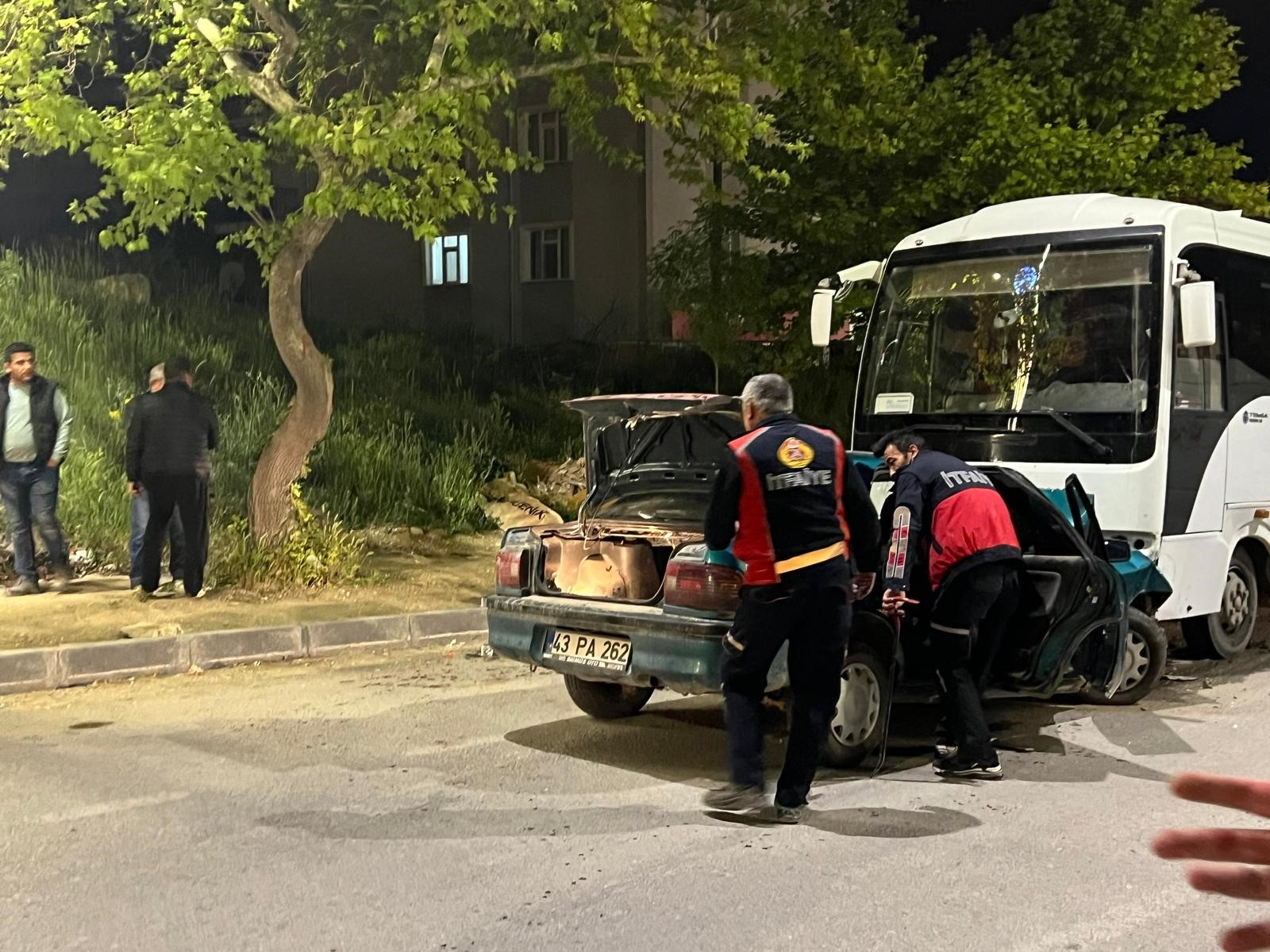 Karşı Yönden Gelen Servis İle Çarpıştı!