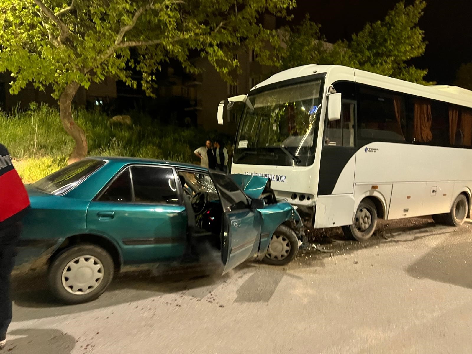 Karşı Yönden Gelen Servis İle Çarpıştı!