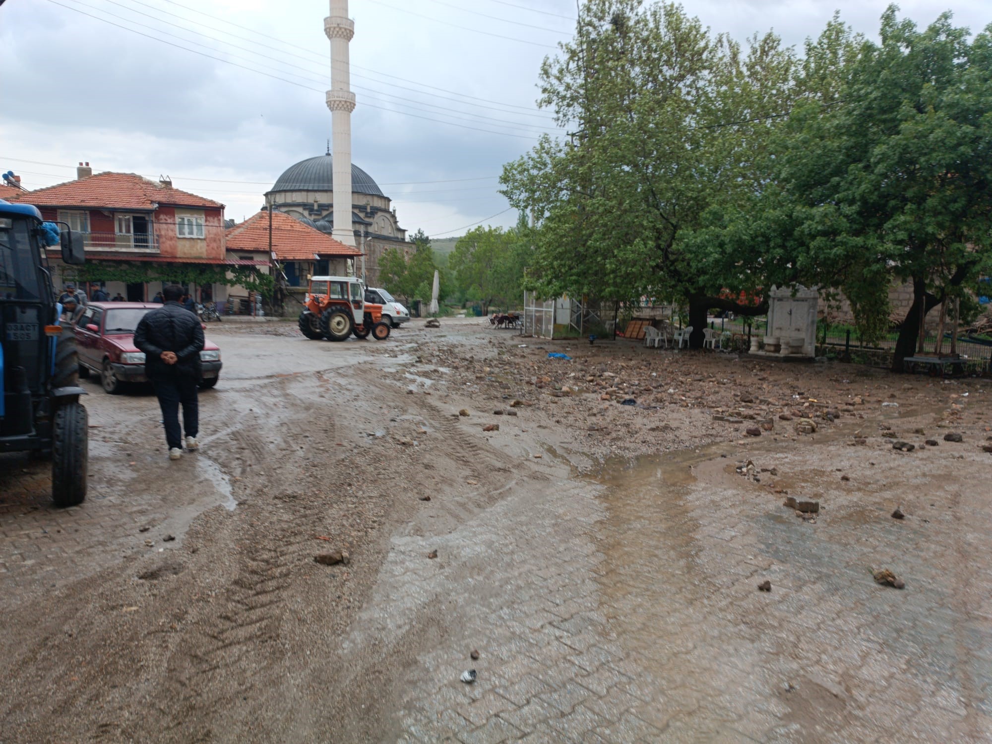Sel Suları Parke Taşlarını Yerinden Söktü: Şuhut'ta Dolu ve Sağanak Yağış Sonrası Bir Köyde Sel Meydana Geldi