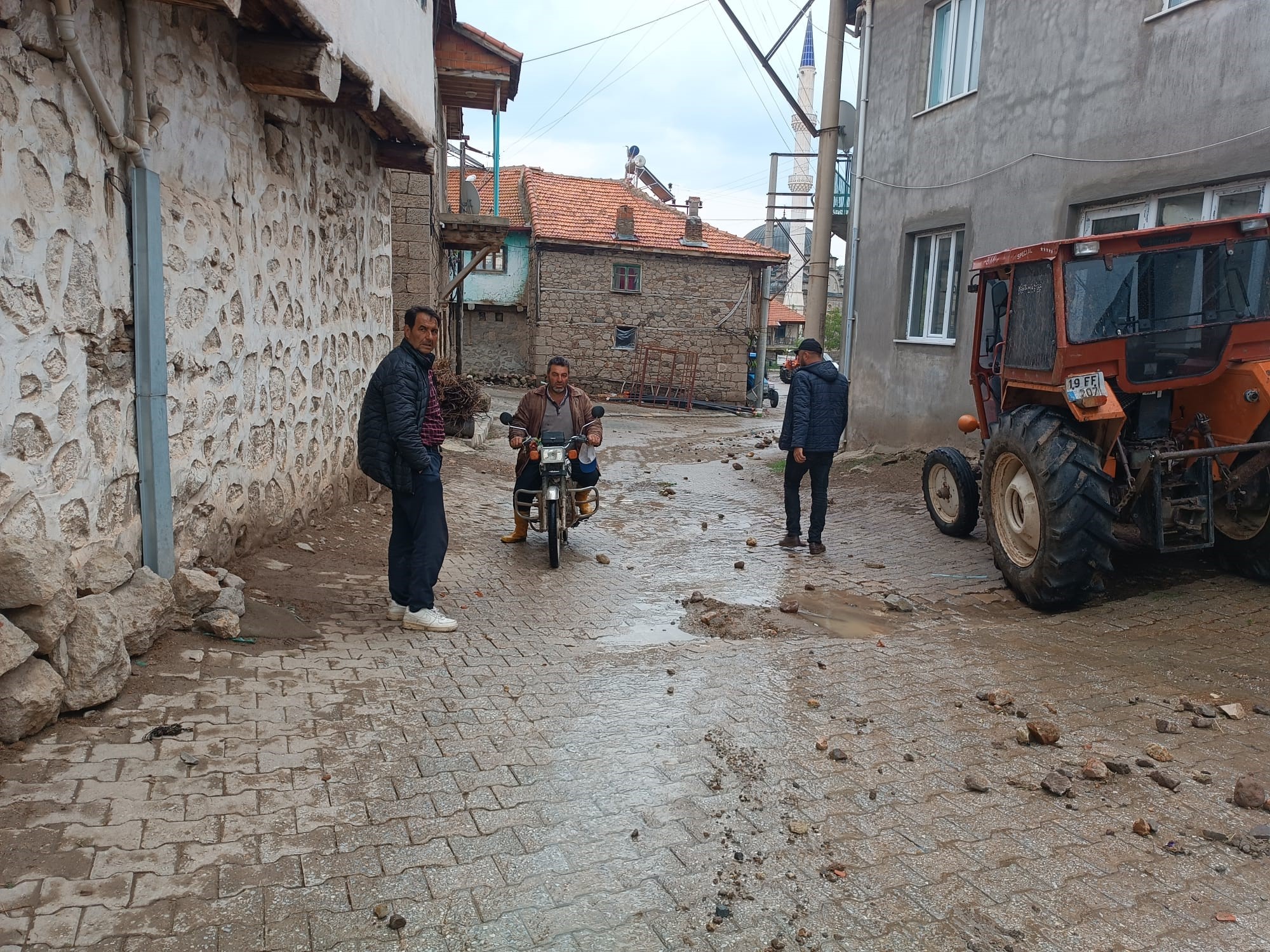 Sel Suları Parke Taşlarını Yerinden Söktü: Şuhut'ta Dolu ve Sağanak Yağış Sonrası Bir Köyde Sel Meydana Geldi
