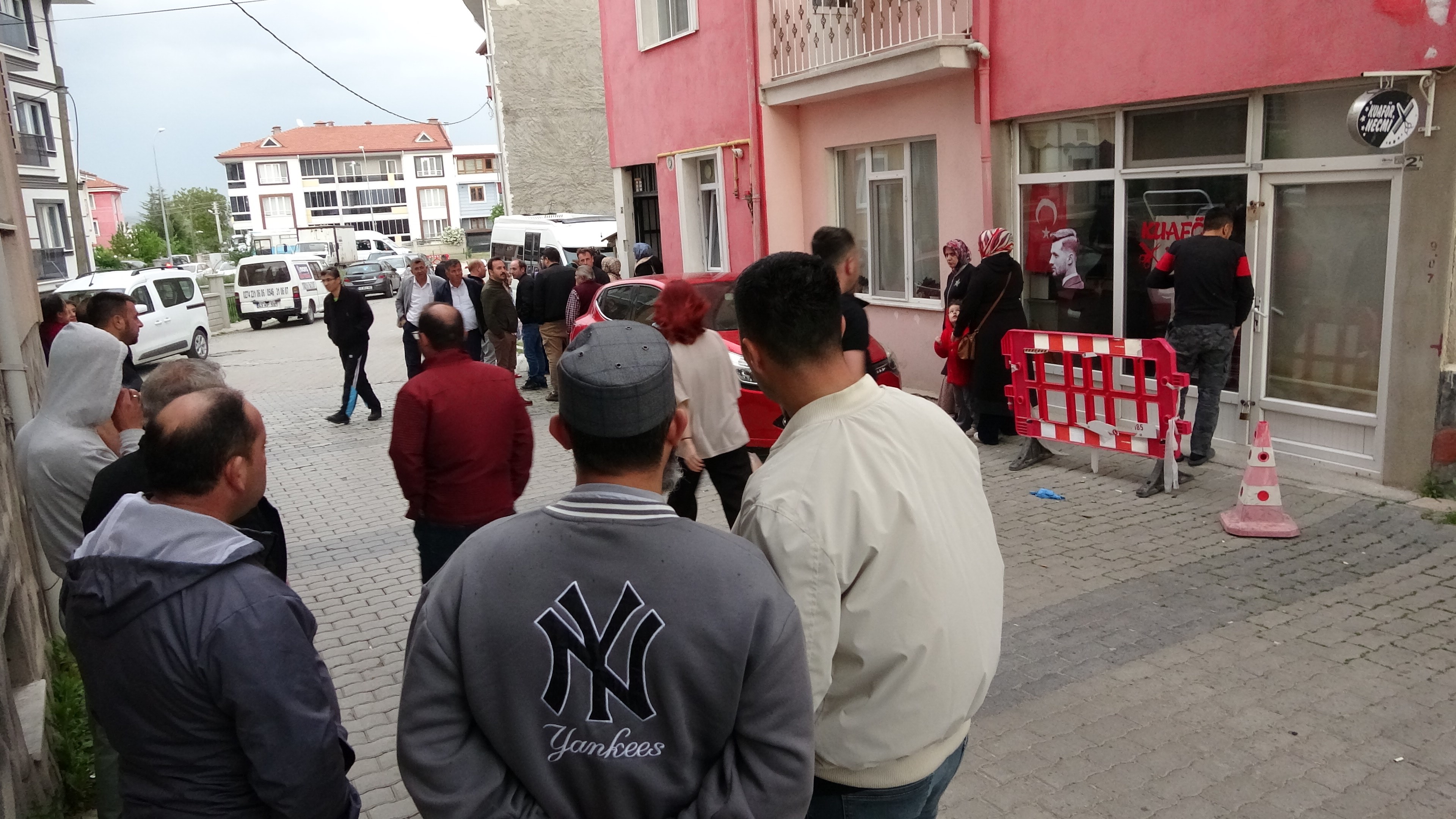 Pompalı Tüfekle Berber Dükkanını Bastı!