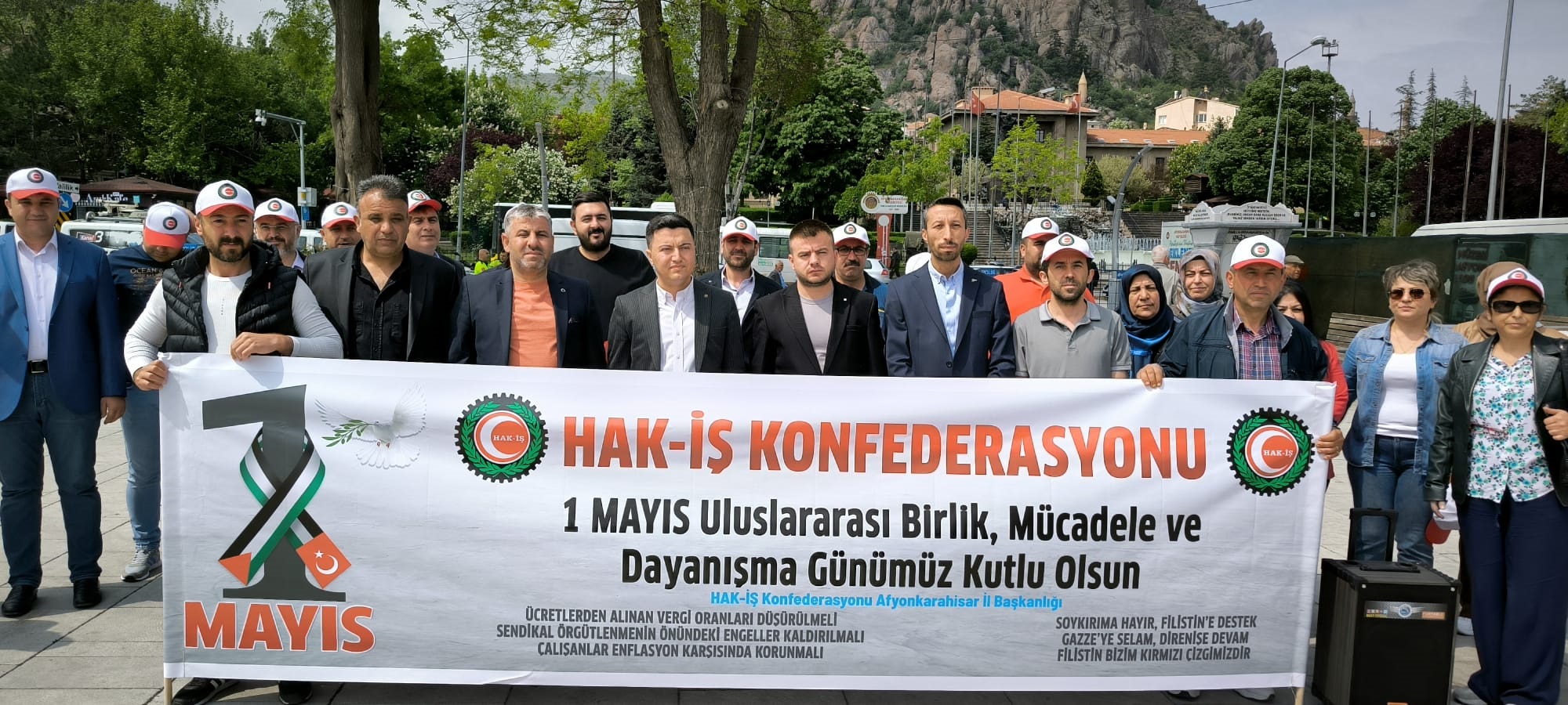 "Yaşasın emeğin ve alın terinin gücü"