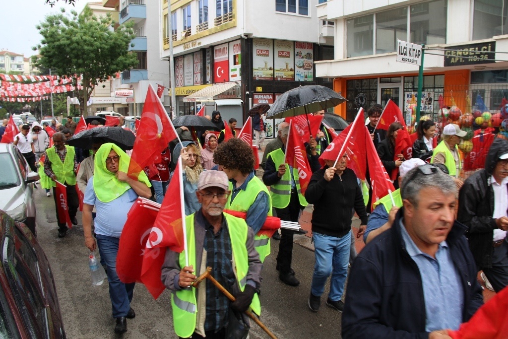 "EMEKÇİLER ÇABA SARFETSEDE ÜLKENİN FAKİRLEŞMESİNE ENGEL OLAMIYORLAR"
