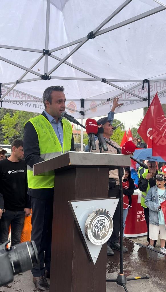 "EMEKÇİLER ÇABA SARFETSEDE ÜLKENİN FAKİRLEŞMESİNE ENGEL OLAMIYORLAR"