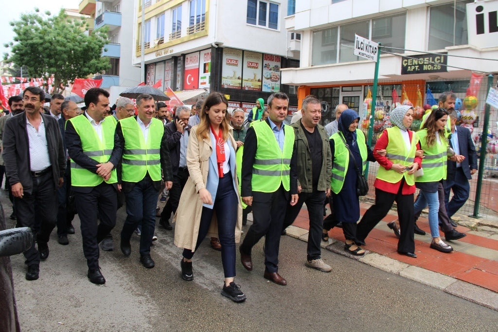 "EMEKÇİLER ÇABA SARFETSEDE ÜLKENİN FAKİRLEŞMESİNE ENGEL OLAMIYORLAR"