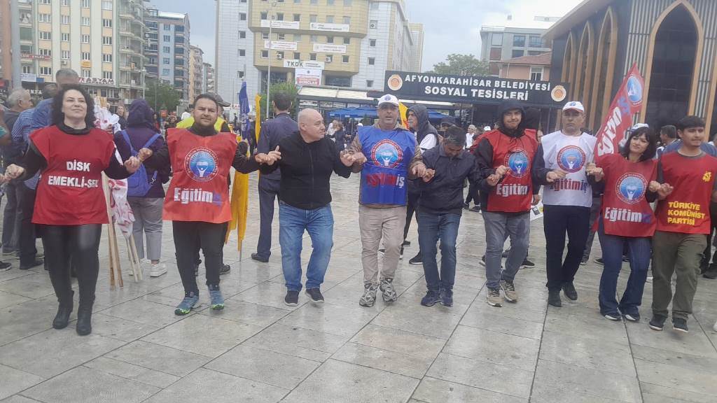 "EMEKÇİLER ÇABA SARFETSEDE ÜLKENİN FAKİRLEŞMESİNE ENGEL OLAMIYORLAR"