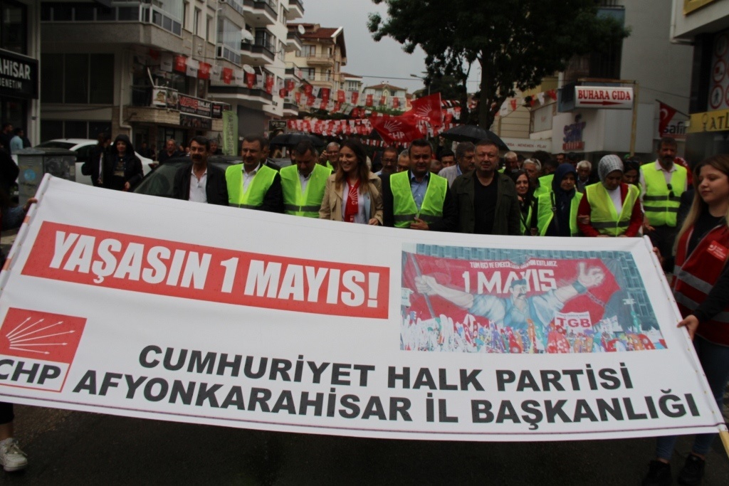 "EMEKÇİLER ÇABA SARFETSEDE ÜLKENİN FAKİRLEŞMESİNE ENGEL OLAMIYORLAR"