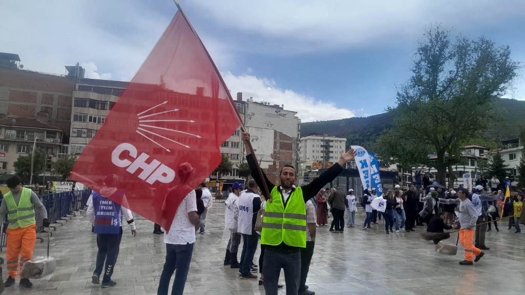 "EMEKÇİLER ÇABA SARFETSEDE ÜLKENİN FAKİRLEŞMESİNE ENGEL OLAMIYORLAR"
