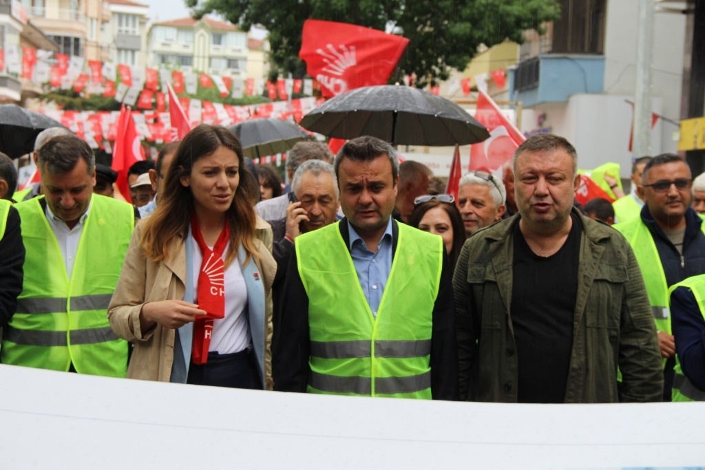 "EMEKÇİLER ÇABA SARFETSEDE ÜLKENİN FAKİRLEŞMESİNE ENGEL OLAMIYORLAR"