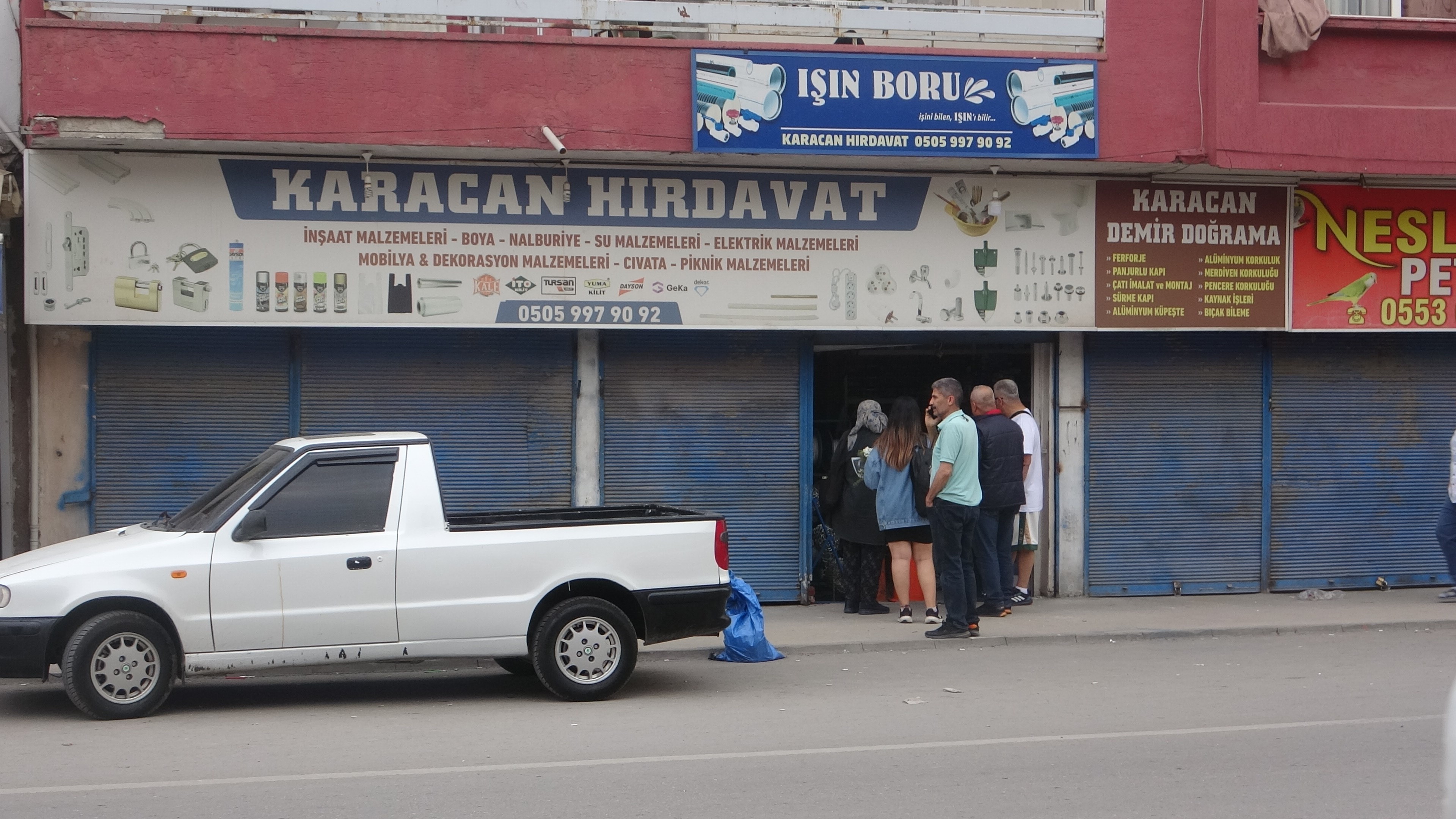 Otomobil Dükkana Girdi: 2 Yaralı