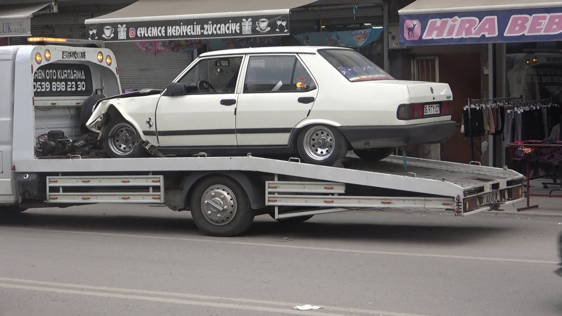 Otomobil Dükkana Girdi: 2 Yaralı
