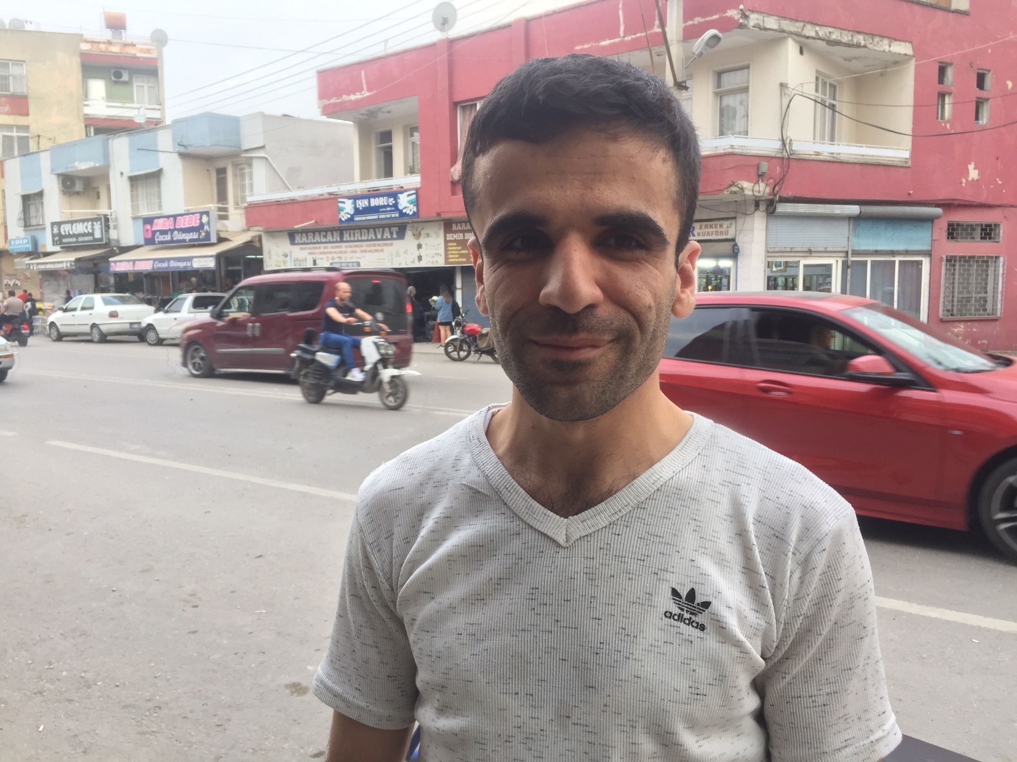 Otomobil Dükkana Girdi: 2 Yaralı
