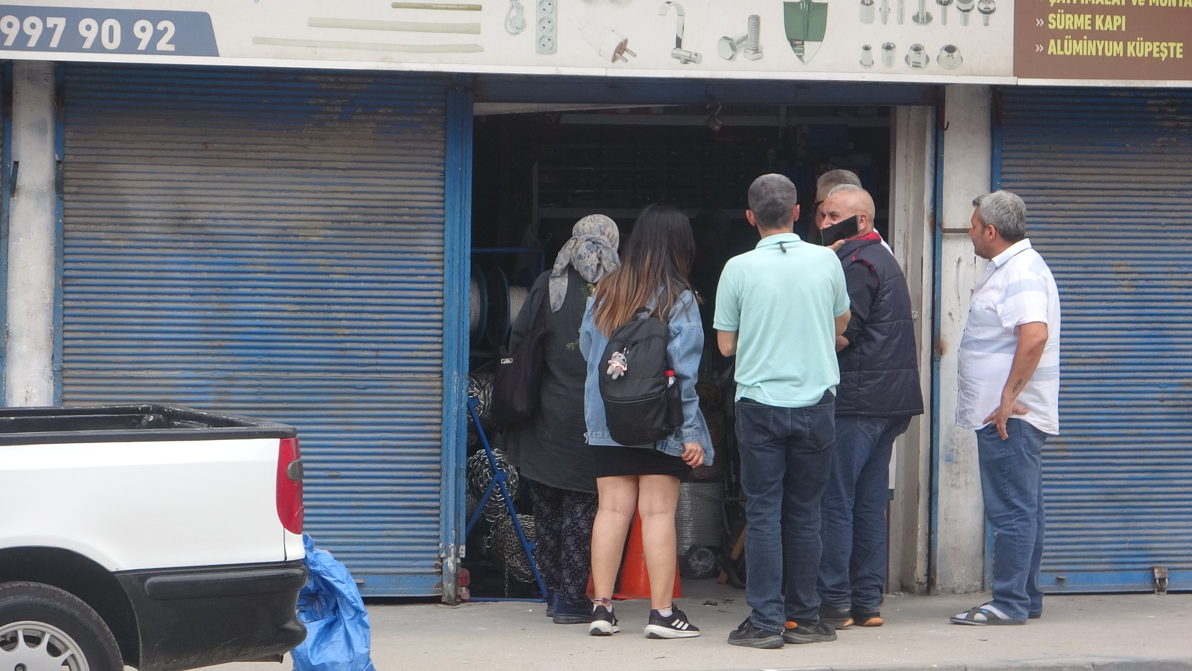 Otomobil Dükkana Girdi: 2 Yaralı