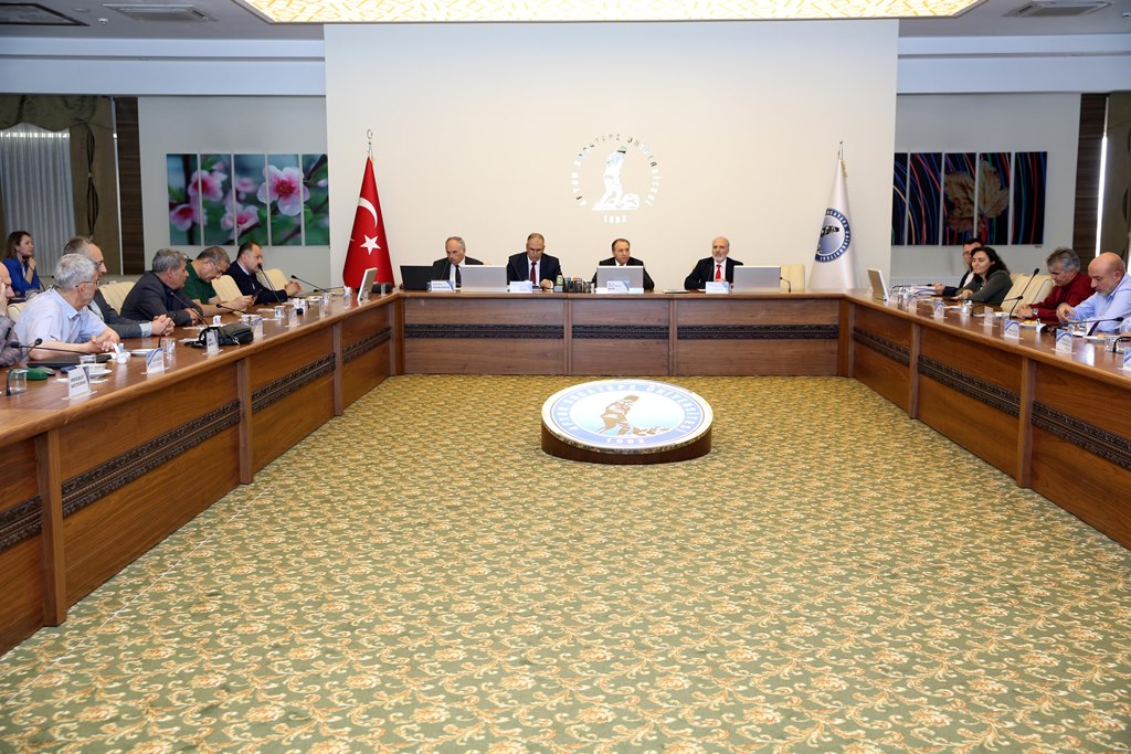 REKTÖR KARAKAŞ, KALİTE KOORDİNATÖRLERİNE TEŞEKKÜR BELGESİ VERDİ