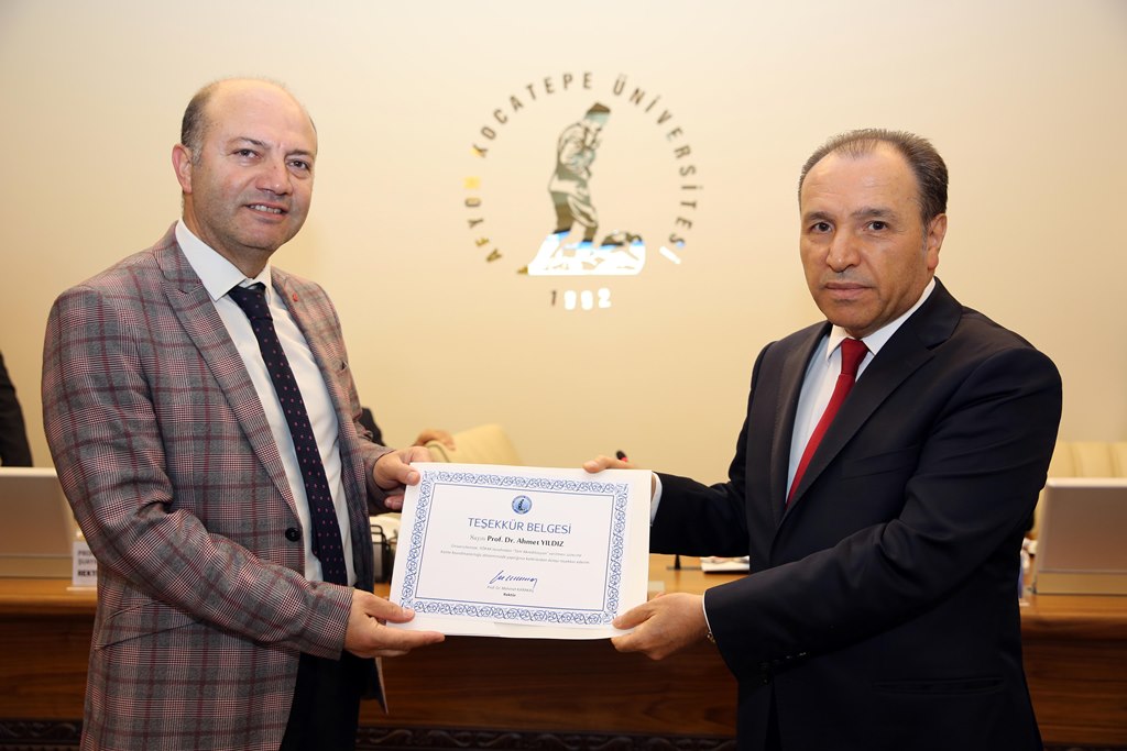 REKTÖR KARAKAŞ, KALİTE KOORDİNATÖRLERİNE TEŞEKKÜR BELGESİ VERDİ