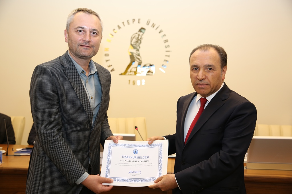 REKTÖR KARAKAŞ, KALİTE KOORDİNATÖRLERİNE TEŞEKKÜR BELGESİ VERDİ