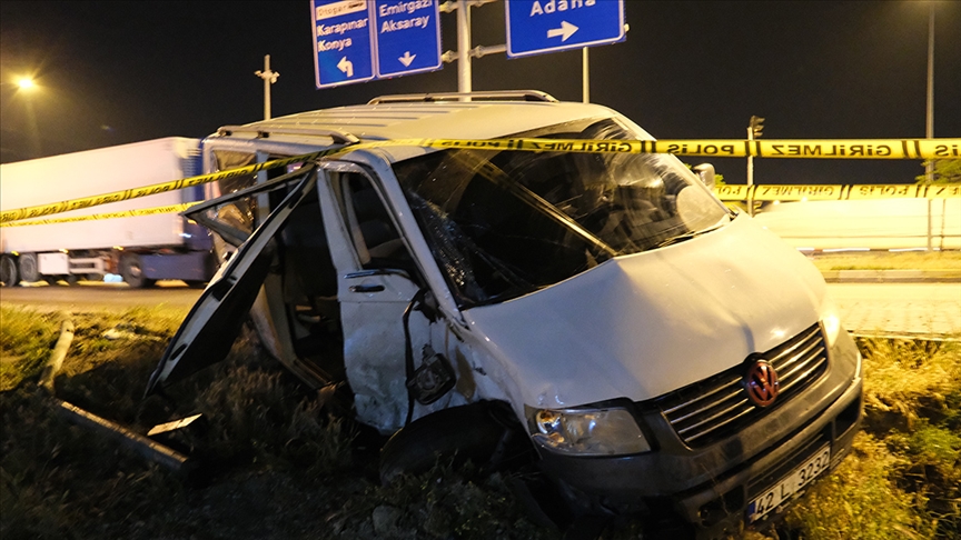 Midibüsle Panelvan Çarpıştı: 24 Kişi Yaralandı