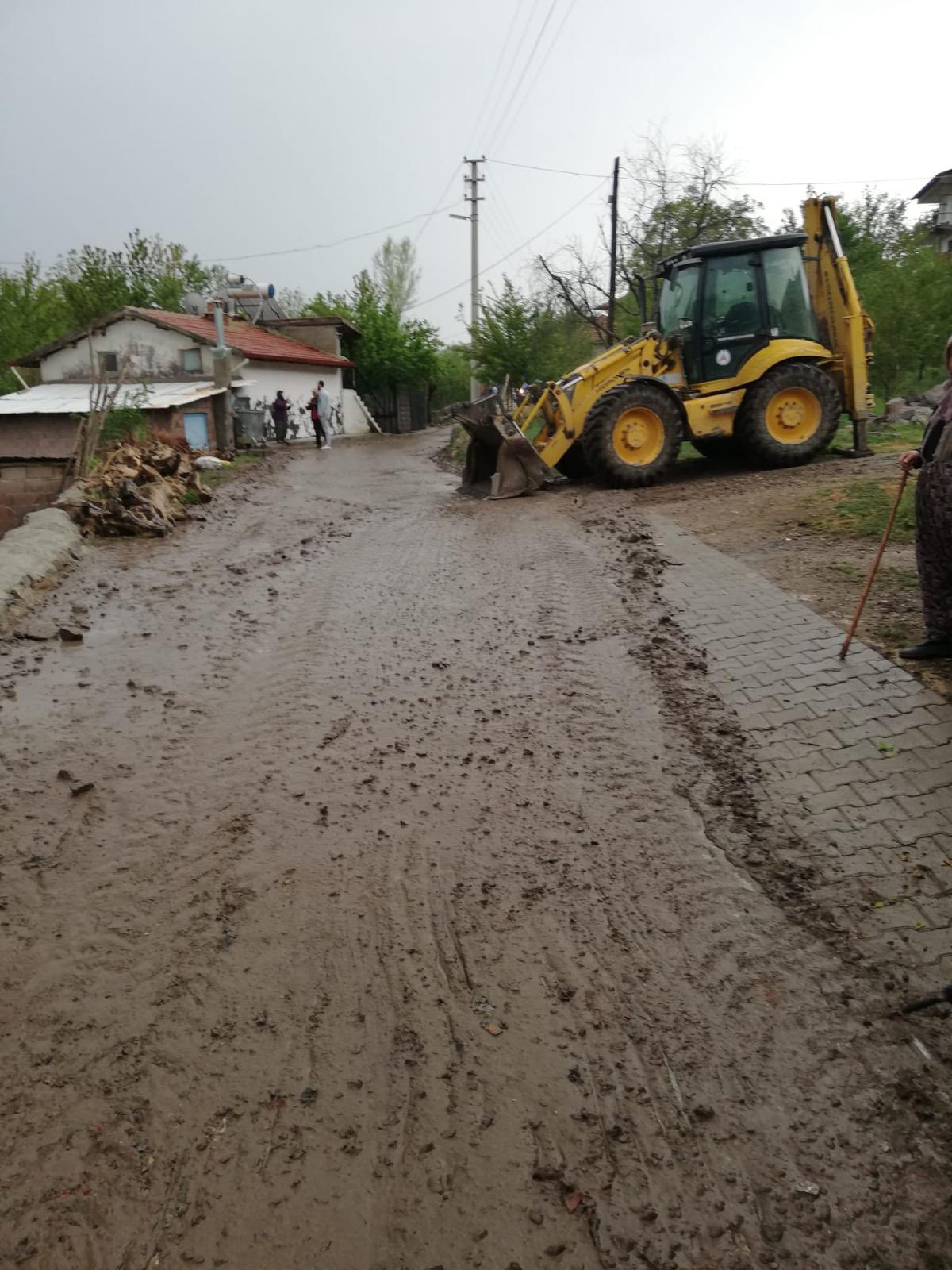 Şuhut'ta Yoğun Yağış Hayatı Olumsuz Etkiledi