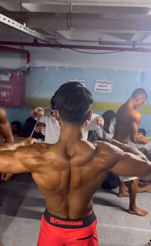 AFYONLU  TÜRKİYE  ŞAMPİYONUNDAN  AFYON  GENÇLERİNE  DEV  DESTEK