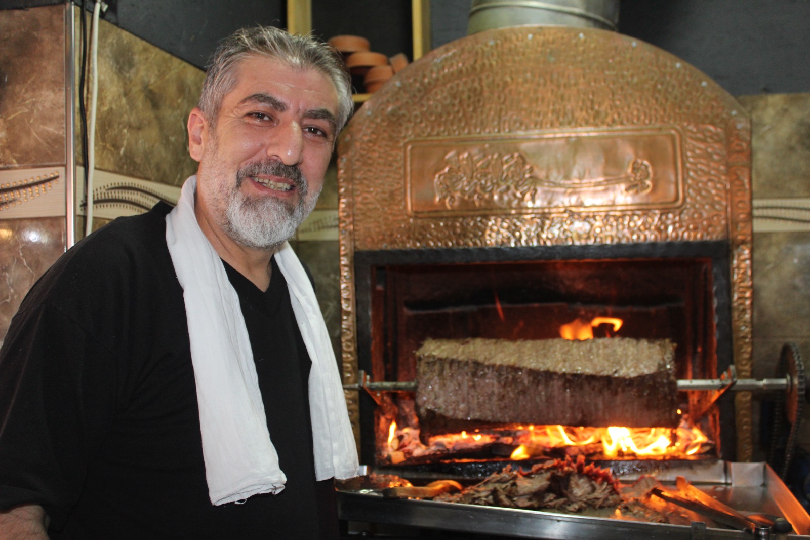 Tarihi Turunç Hanında Cağ Kebabı ve Dönerin Birleşiminden Çıkan Lezzet