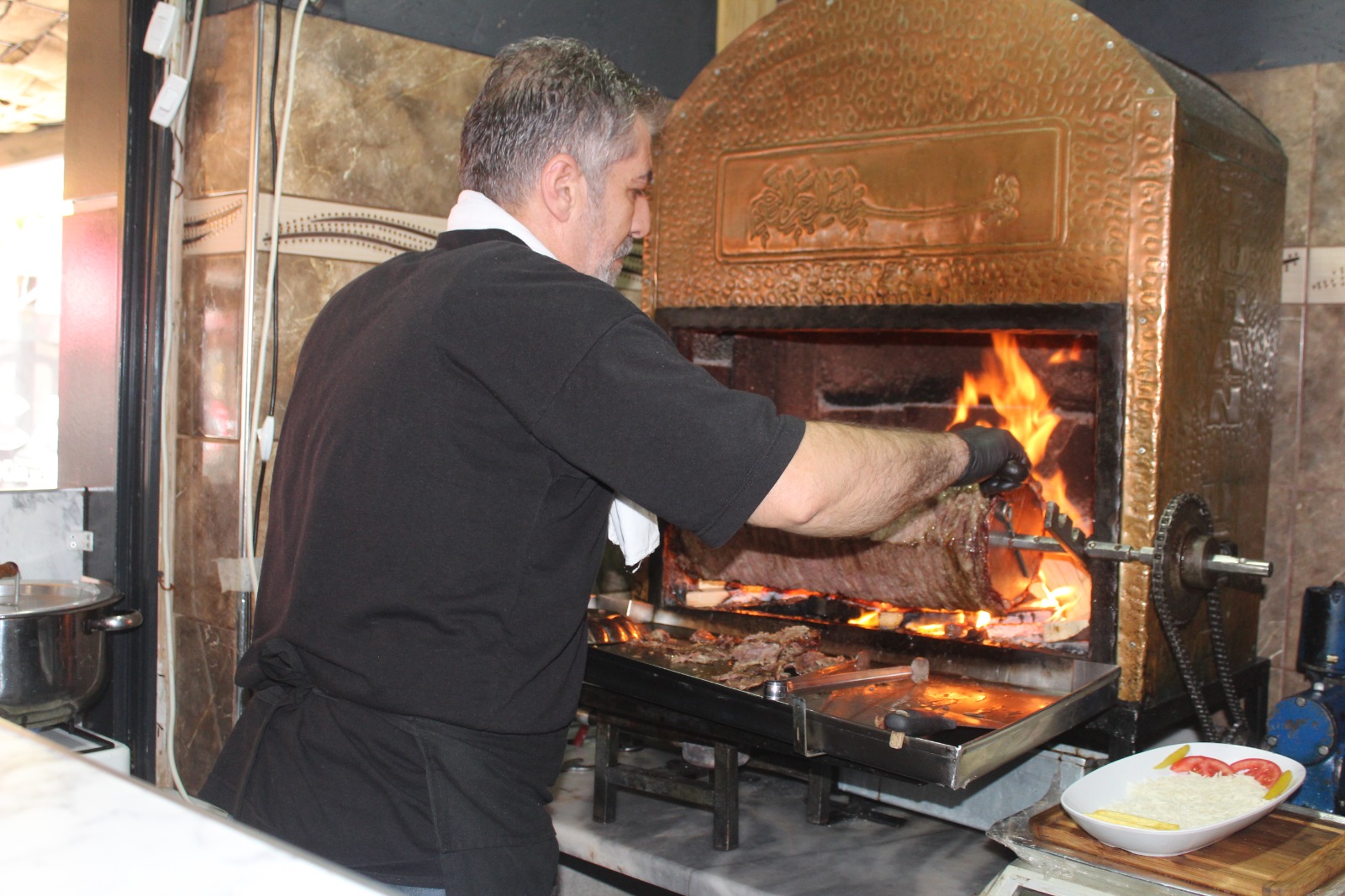Tarihi Turunç Hanında Cağ Kebabı ve Dönerin Birleşiminden Çıkan Lezzet