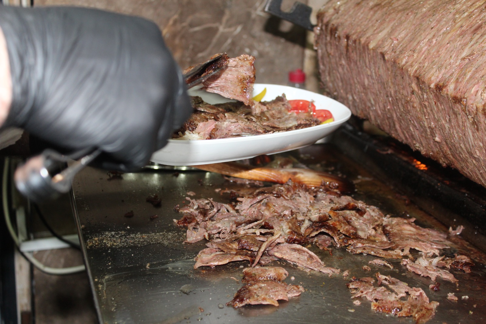 Tarihi Turunç Hanında Cağ Kebabı ve Dönerin Birleşiminden Çıkan Lezzet