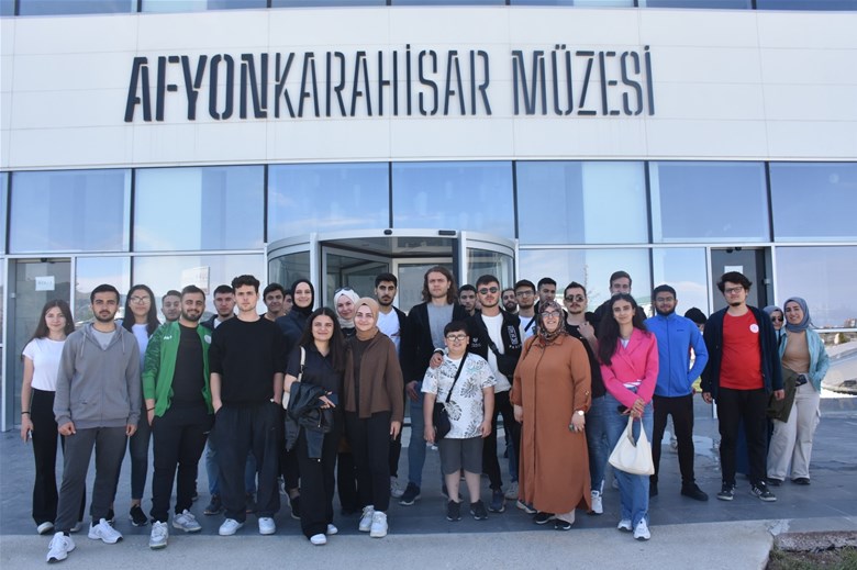 Müdür Kasapoğlu, Gençlere Sucuk-Ekmek İkram Etti