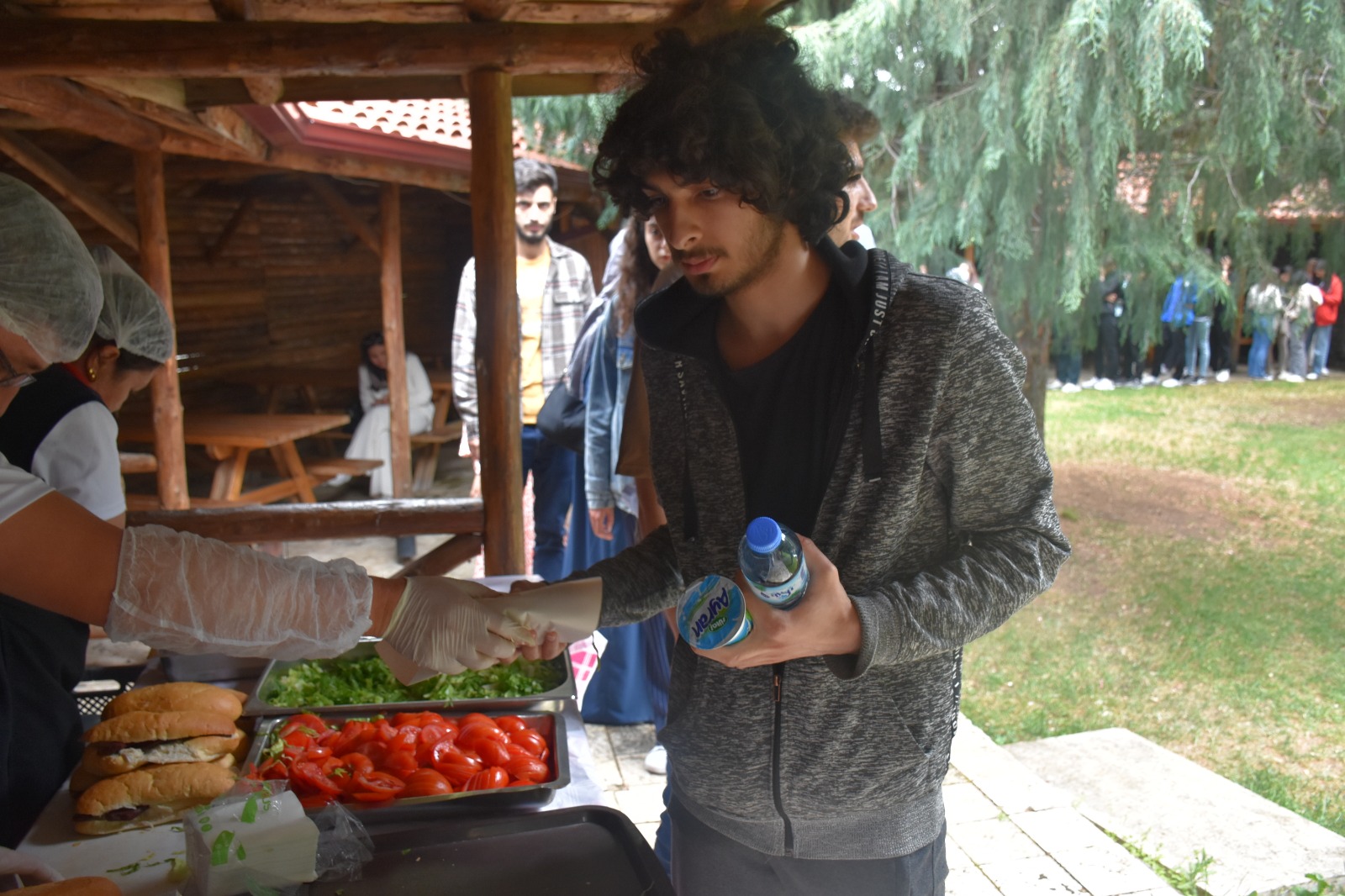 Müdür Kasapoğlu, Gençlere Sucuk-Ekmek İkram Etti