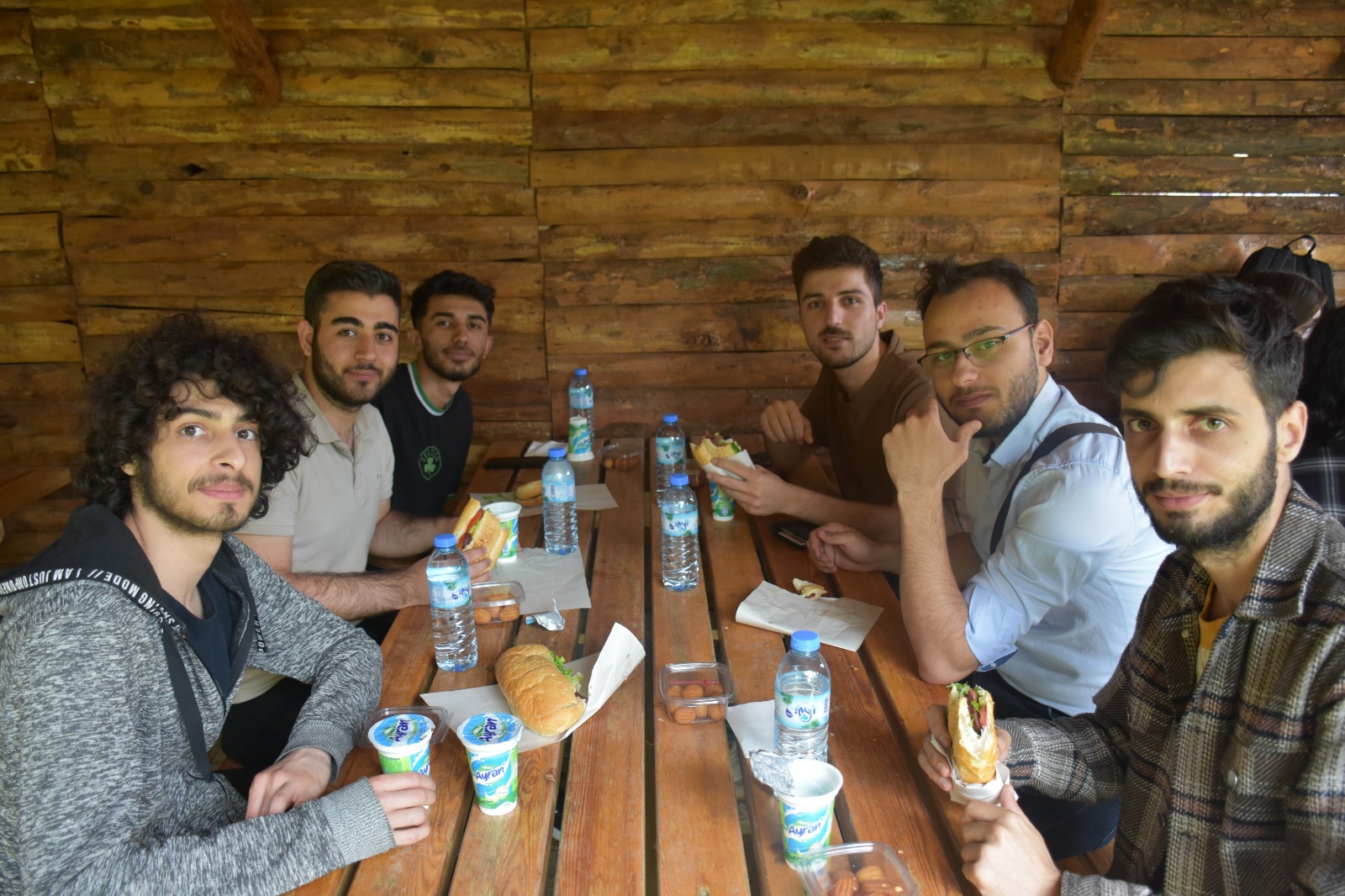 Müdür Kasapoğlu, Gençlere Sucuk-Ekmek İkram Etti