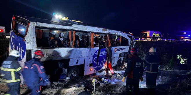 Yolcu Otobüsü Devrildi: 2 Kişi Hayatını Kaybetti, 34 Kişi Yaralandı