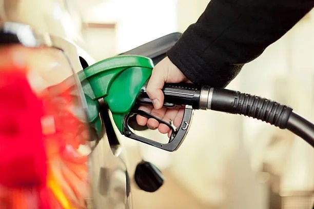 Benzin ve motorine zam, otogaza indirim