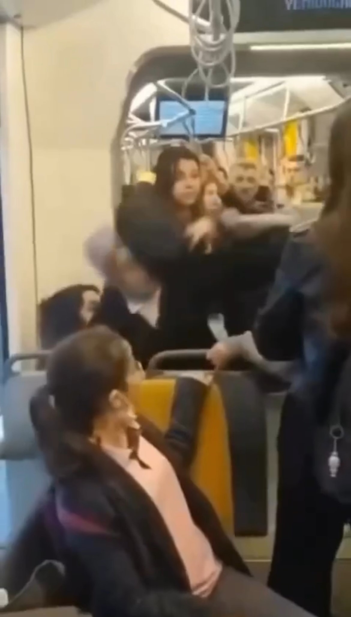 Saç Saça Baş Başa Kavga! Tramvayda Kız Öğrenciler Arasında Tartışma Çıktı