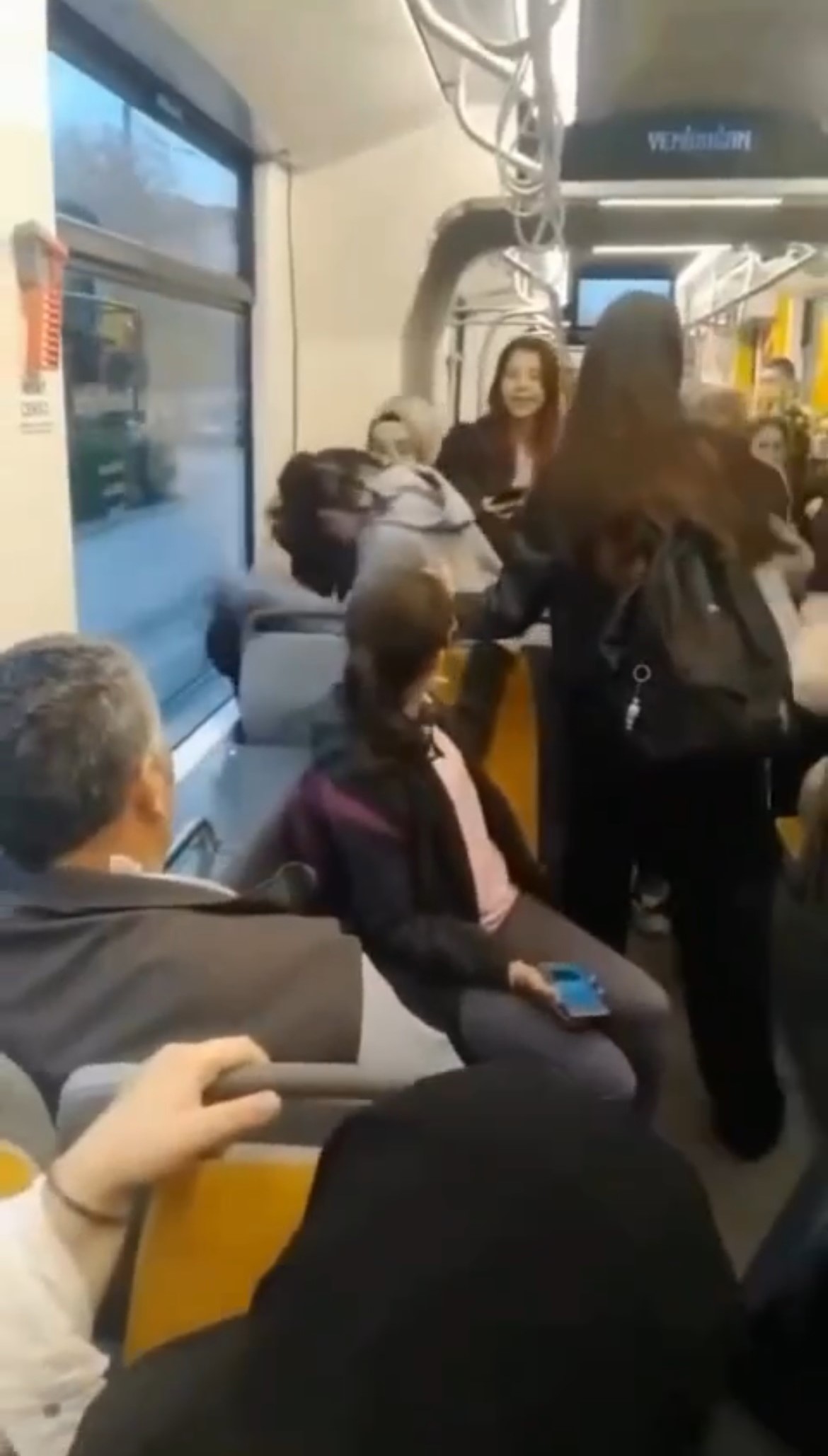 Saç Saça Baş Başa Kavga! Tramvayda Kız Öğrenciler Arasında Tartışma Çıktı