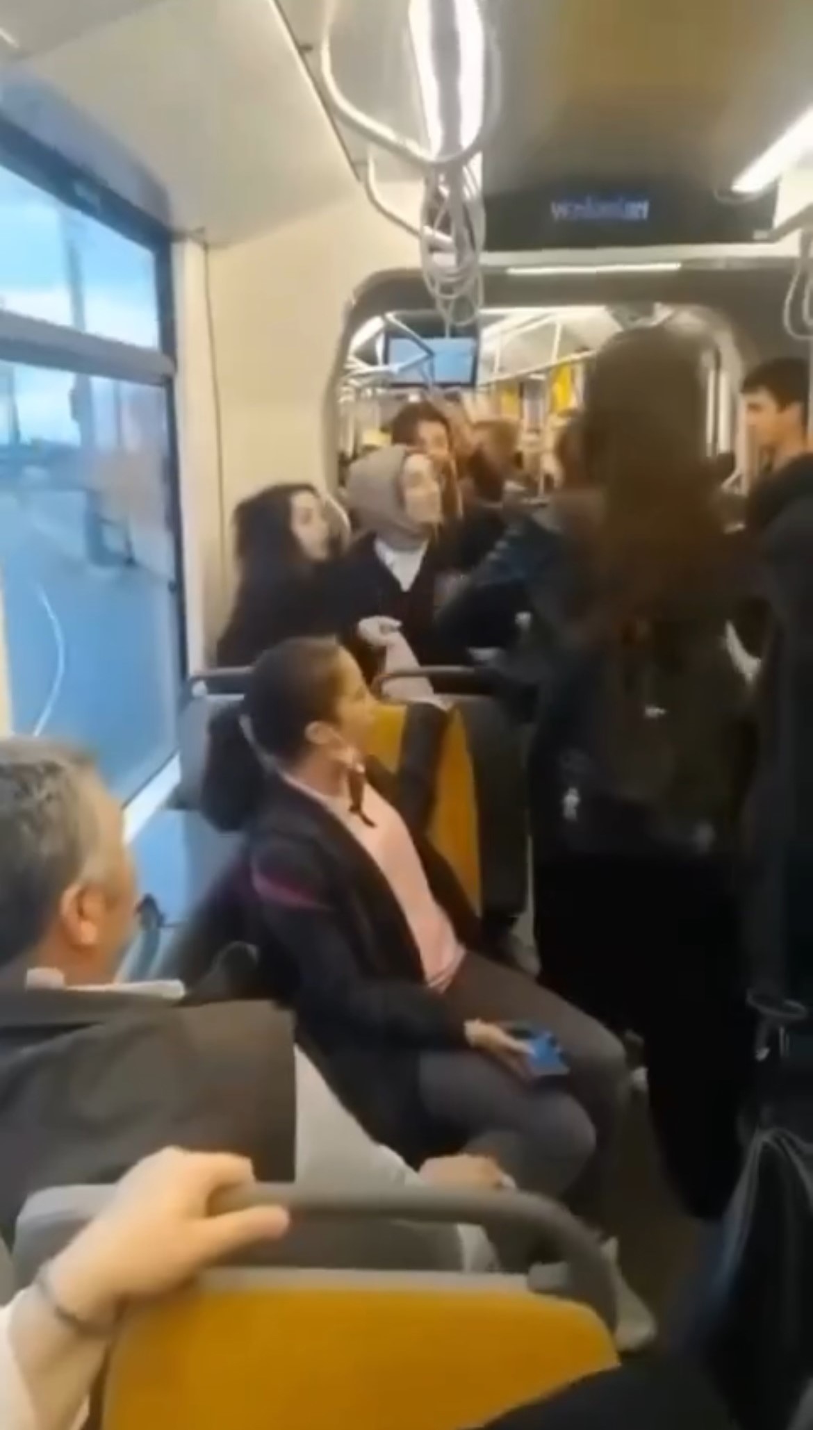 Saç Saça Baş Başa Kavga! Tramvayda Kız Öğrenciler Arasında Tartışma Çıktı