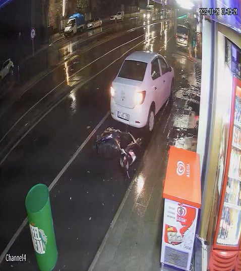 Gelen Çarptı, Giden Çarptı!  Çarptığı motosikleti bagajına yükleyip götürmeye kalktı, minibüse çarptı