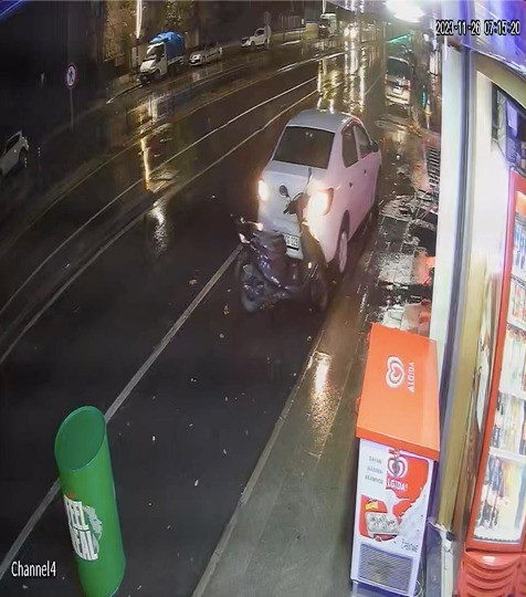 Gelen Çarptı, Giden Çarptı!  Çarptığı motosikleti bagajına yükleyip götürmeye kalktı, minibüse çarptı