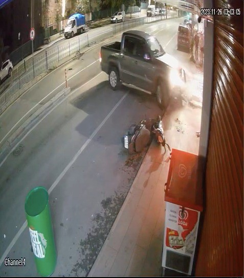 Gelen Çarptı, Giden Çarptı!  Çarptığı motosikleti bagajına yükleyip götürmeye kalktı, minibüse çarptı