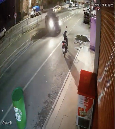 Gelen Çarptı, Giden Çarptı!  Çarptığı motosikleti bagajına yükleyip götürmeye kalktı, minibüse çarptı