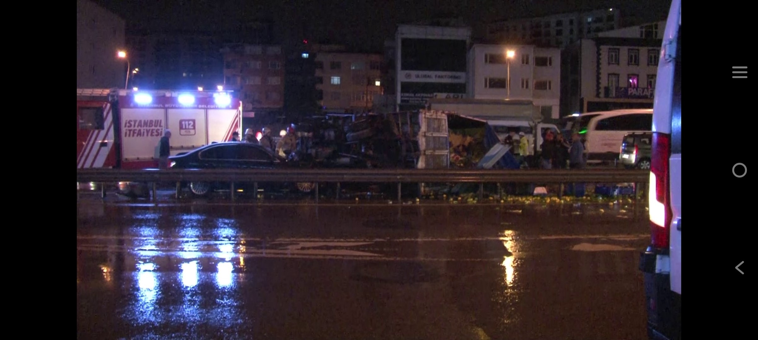 3 Aracın Karıştığı Zincirleme Kaza: 4 Yaralı  Kazada 2'si ağır 4 kişi yaralandı