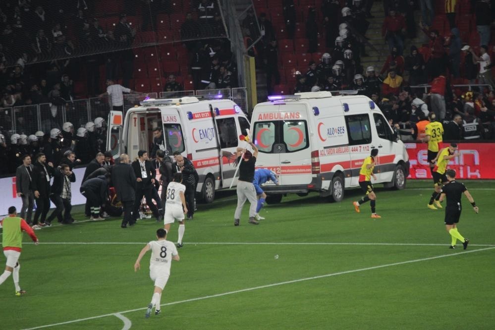 Seyircilerin Üzerine Havai Fişek Atan Taraftar İçin Karar: Olaylı derbide fişekçiye 15 yıl hapis!