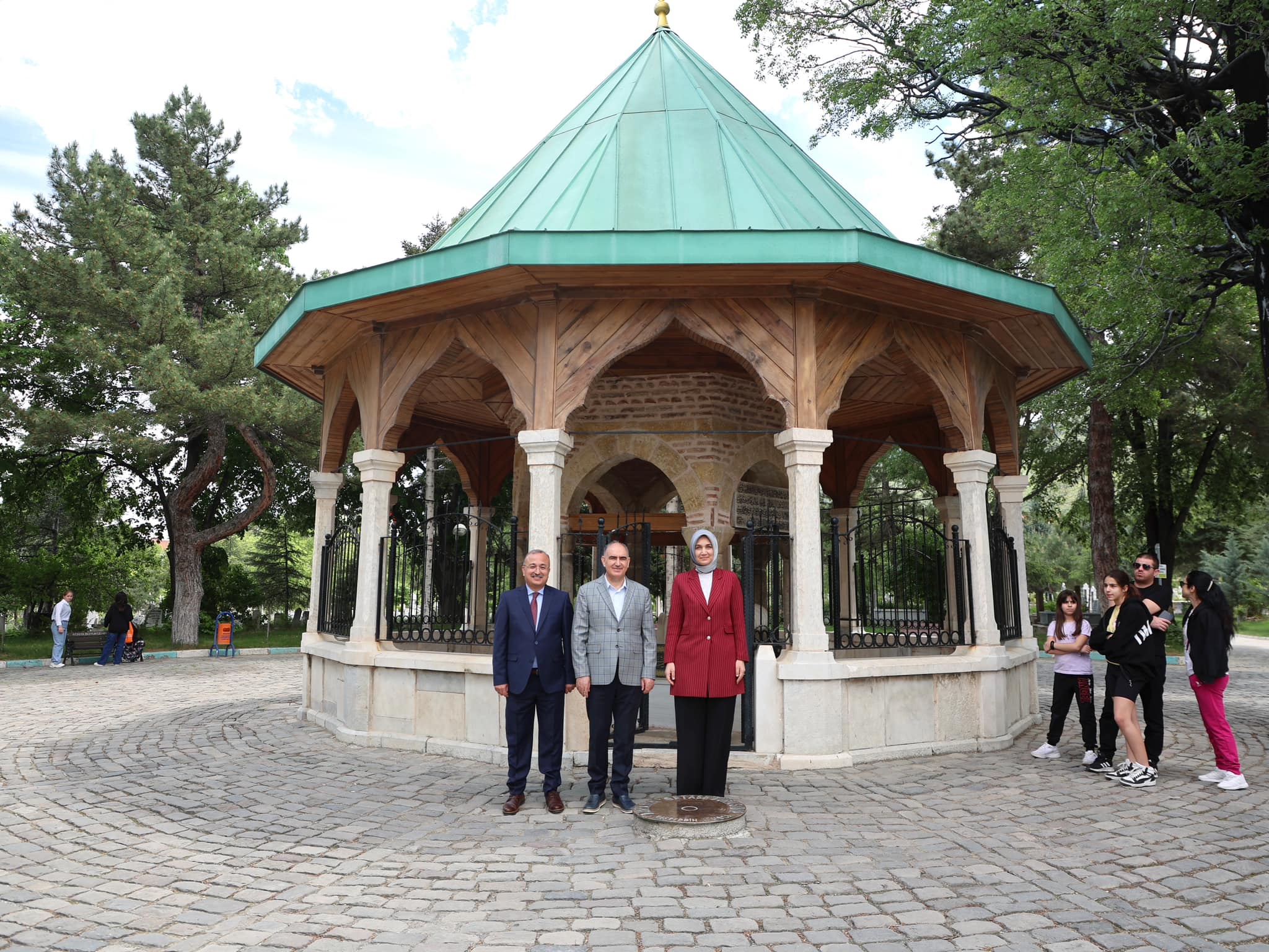 Vali Yiğitbaşı Akşehir'de…Nasreddin Hoca türbesini ziyaret etti