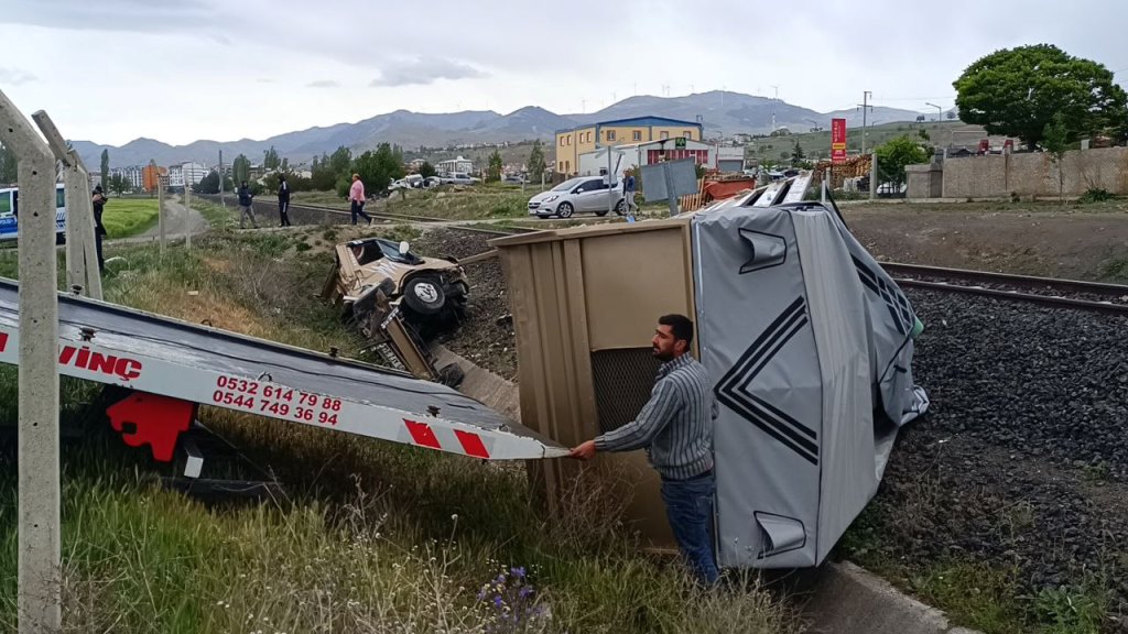 AFYONKARAHİSAR'DA HEMZEMİN GEÇİTTE FECİ KAZA!