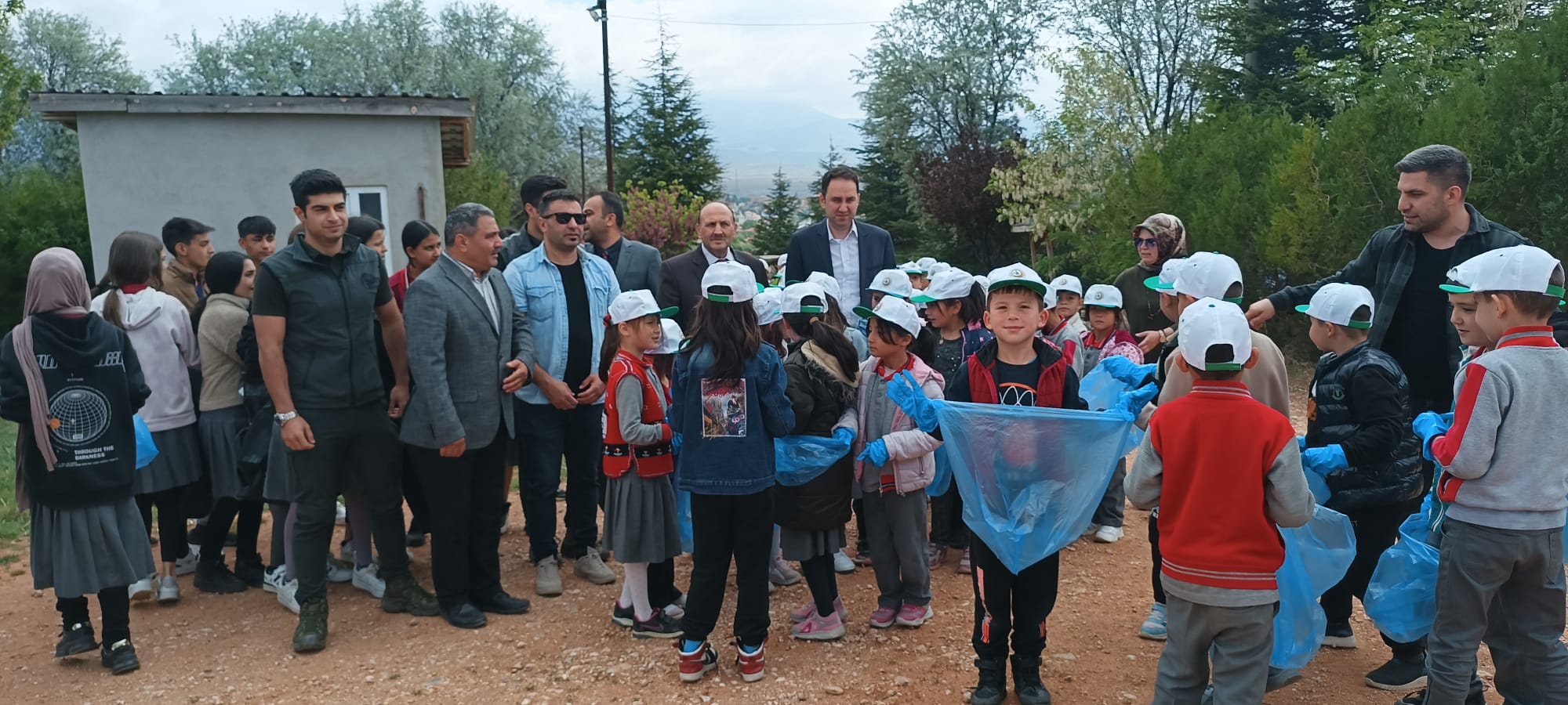 Bolvadin'de Anlamlı Etkinlik Kaymakam Bolat Çocuklarla Doğayı Korudu