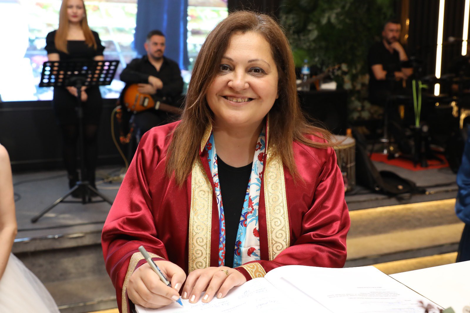 BAŞKAN KÖKSAL GENÇ ÇİFTİ YALNIZ BIRAKMADI