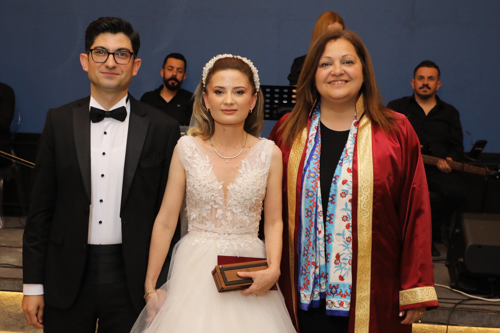 BAŞKAN KÖKSAL GENÇ ÇİFTİ YALNIZ BIRAKMADI