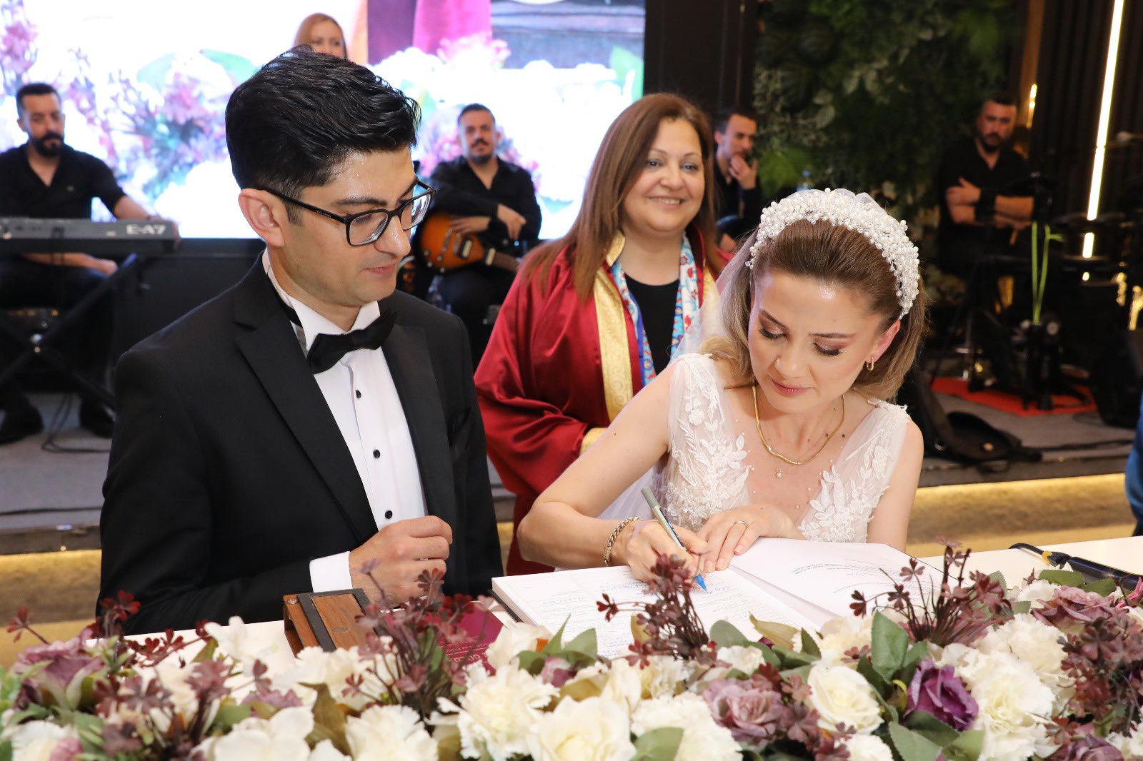 BAŞKAN KÖKSAL GENÇ ÇİFTİ YALNIZ BIRAKMADI