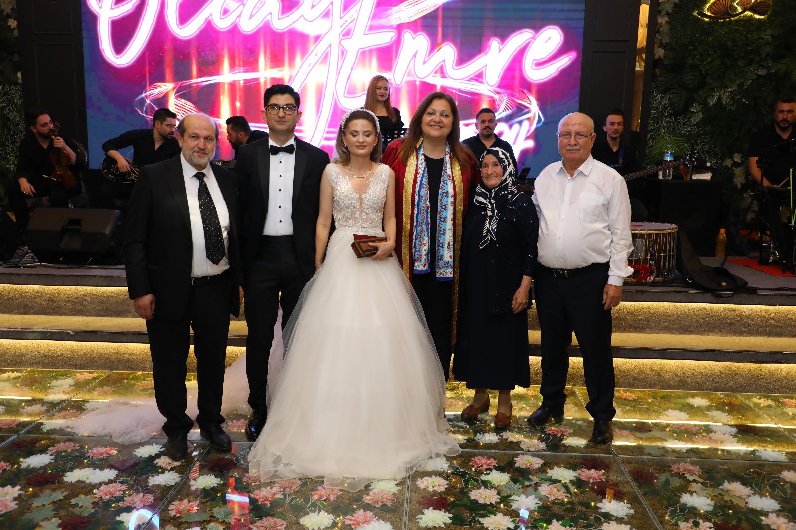 BAŞKAN KÖKSAL GENÇ ÇİFTİ YALNIZ BIRAKMADI