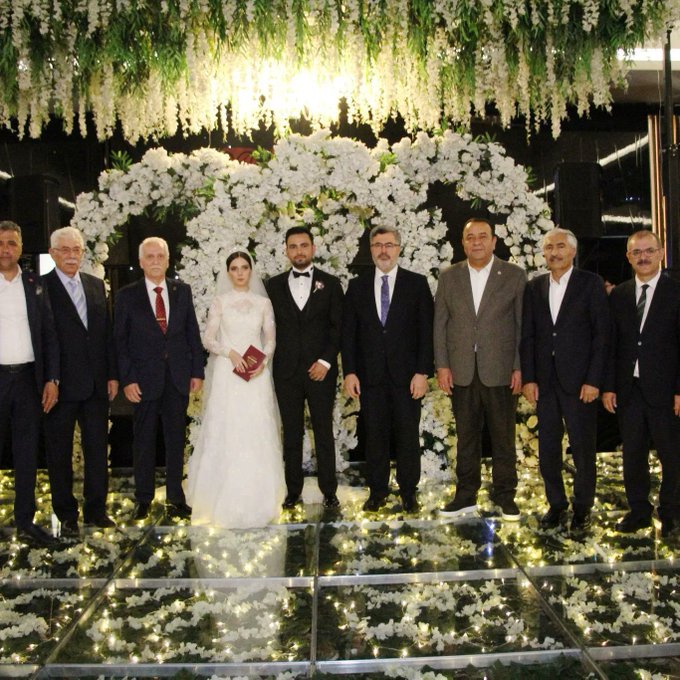 SİYASİLERİ BULUŞTURAN DÜĞÜN