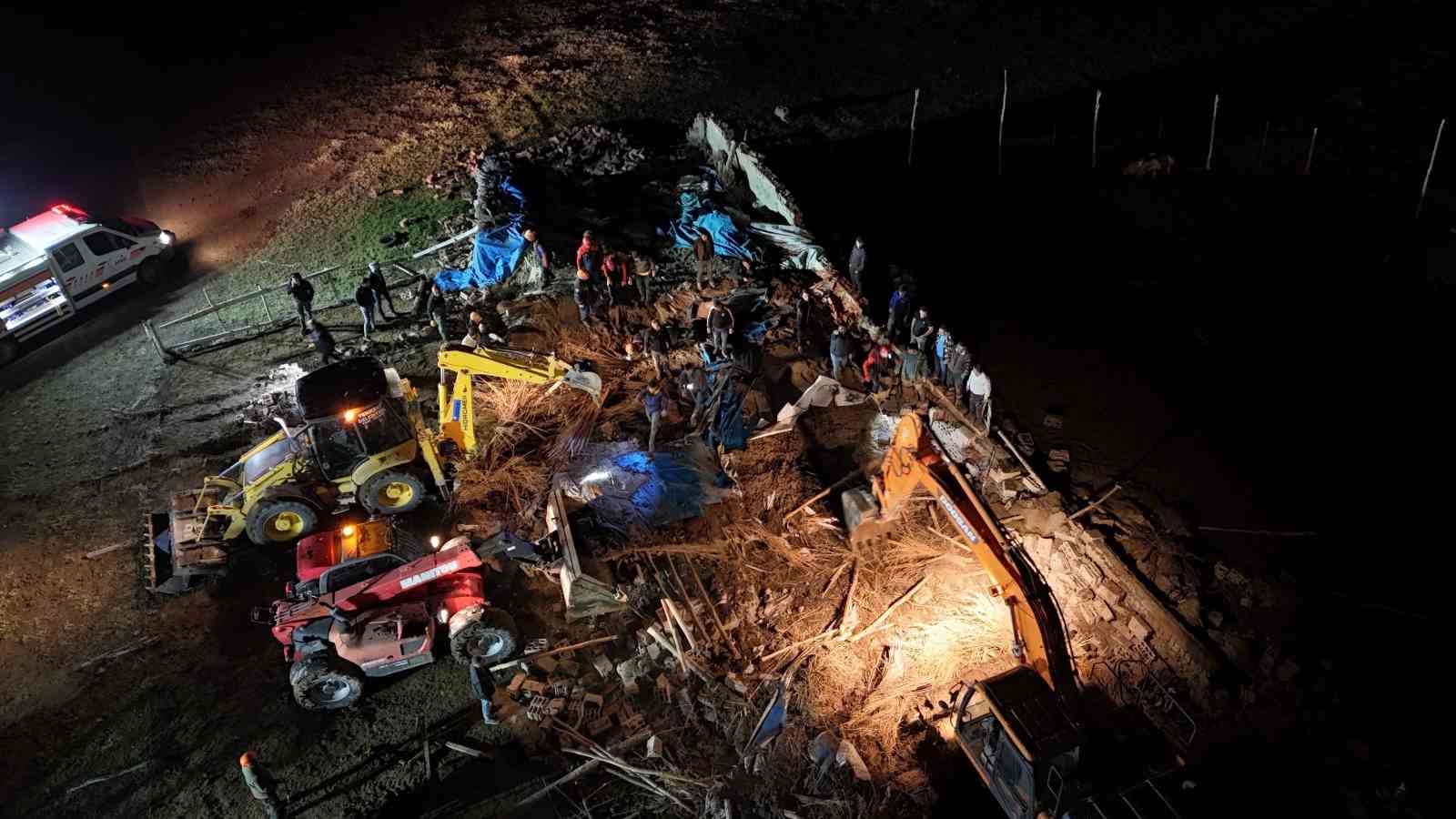 ŞİDDETLİ YAĞIŞ NEDENİYLE MANDIRA ÇÖKTÜ: